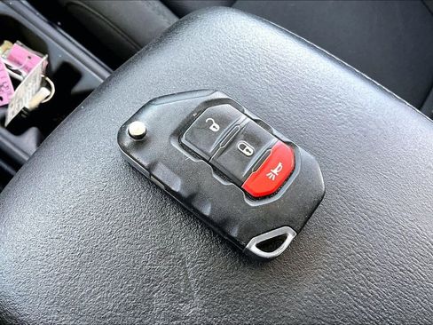 Used 2019 Jeep Wrangler Unlimited Sahara AWD/4WD image 30