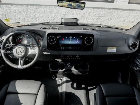 Used 2025 Mercedes-Benz Sprinter 2500 image 21