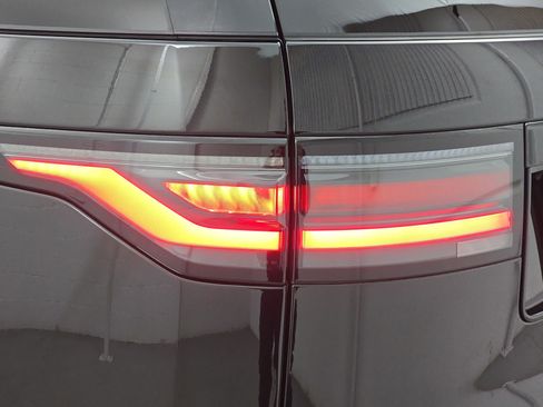 Certified 2025 Land Rover Discovery Dynamic SE image 35