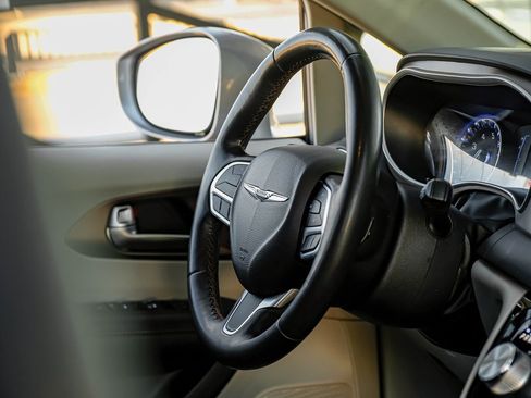 Used 2019 Chrysler Pacifica Touring-L image 22