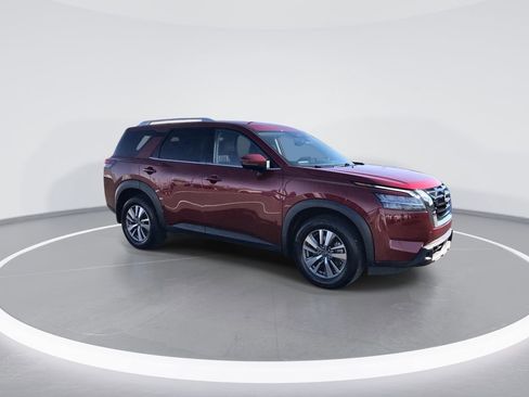 Used 2023 Nissan Pathfinder SL image 2