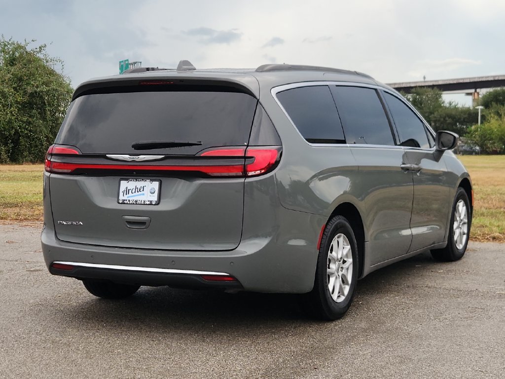 Used 2022 Chrysler Pacifica Touring-L FWD image 4