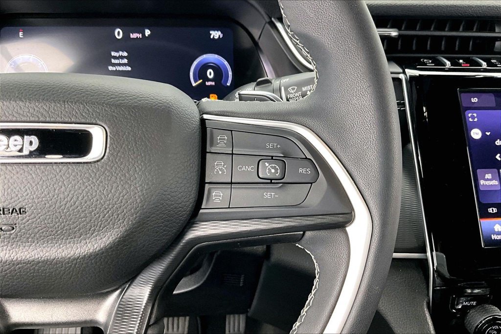 Used 2025 Jeep Grand Cherokee Laredo X AWD/4WD image 19