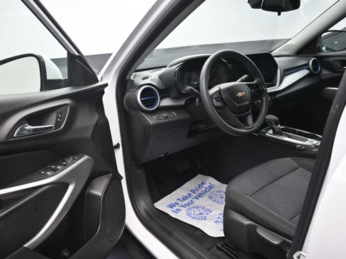Used 2024 Chevrolet Trax LS w/ LS Convenience Package FWD image 9