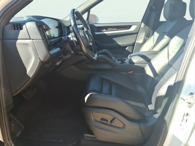 Used 2024 Porsche Cayenne AWD/4WD image 19