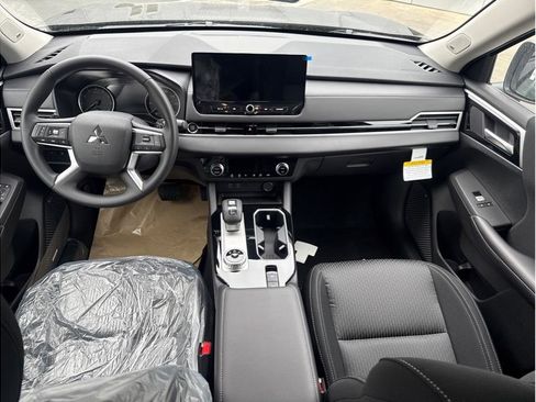 New 2026 Mitsubishi Outlander ES FWD image 11