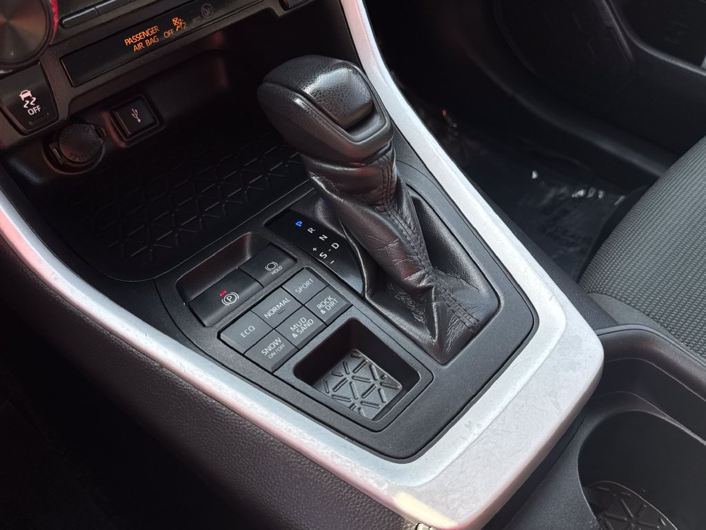 Used 2021 Toyota RAV4 LE AWD/4WD image 25