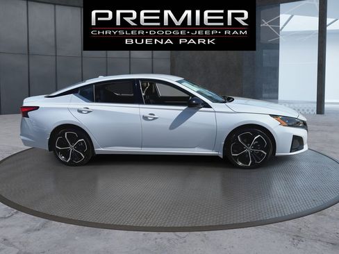 Used 2025 Nissan Altima 2.5 SR image 9