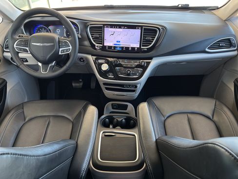 Used 2024 Chrysler Pacifica Touring-L FWD image 36