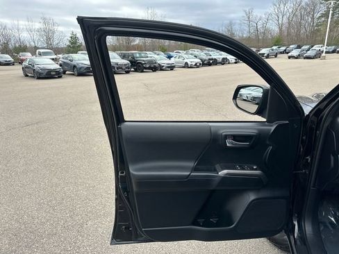 Used 2016 Toyota Tacoma TRD Off-Road w/ Premium & Technology Package image 20