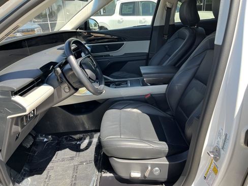 Used 2024 Lincoln Nautilus Premier image 17