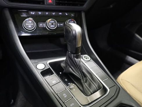 Used 2021 Volkswagen Jetta SE w/ SE Cold Weather Package image 20