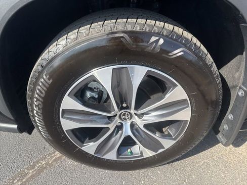 Used 2025 Toyota Highlander XLE AWD/4WD image 12