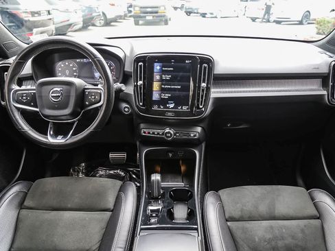 Used 2019 Volvo XC40 T4 R-Design FWD image 12