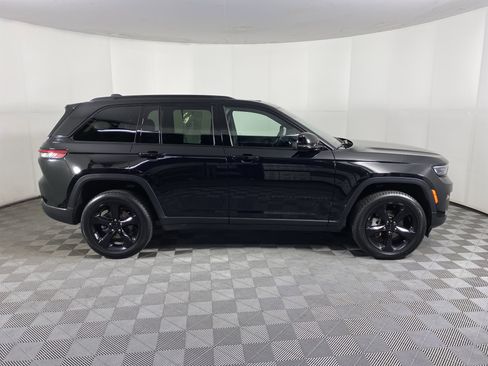 Used 2024 Jeep Grand Cherokee Limited w/ Black Appearance Package AWD/4WD image 8