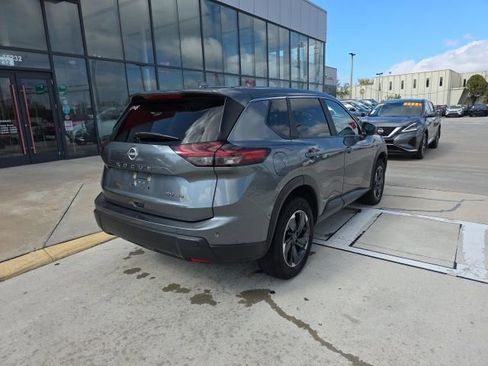 Used 2024 Nissan Rogue SV image 5