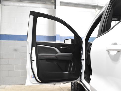 Used 2024 Chevrolet Colorado Z71 AWD/4WD image 9