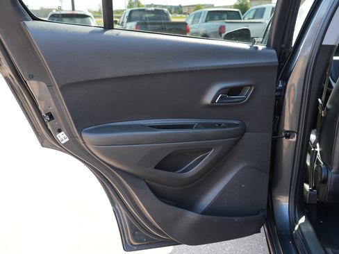 Used 2019 Chevrolet Trax LT w/ LT Convenience Package FWD image 19