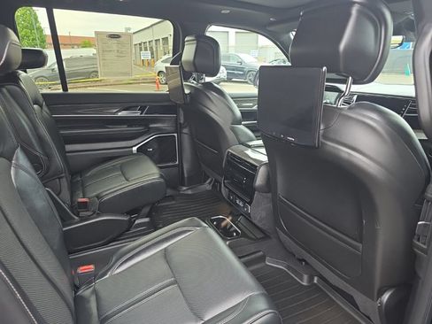 Used 2022 Jeep Wagoneer Series III w/ Premium Group I AWD/4WD image 10