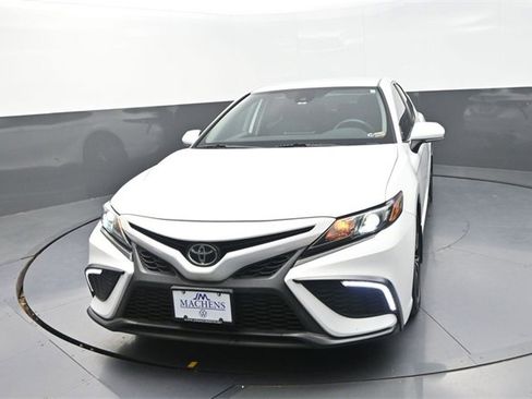 Used 2022 Toyota Camry SE image 2