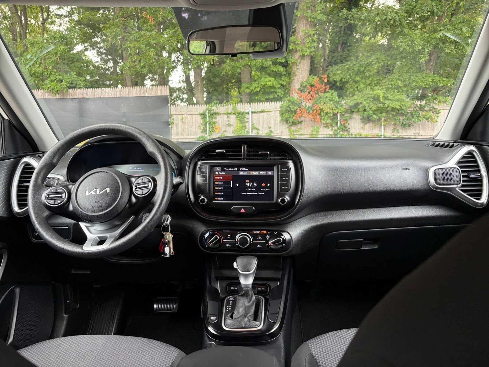 Used 2025 Kia Soul LX w/ LX Technology Package FWD image 30