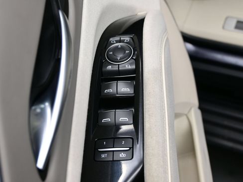 Used 2023 Cadillac Escalade ESV Premium Luxury Platinum AWD/4WD image 10