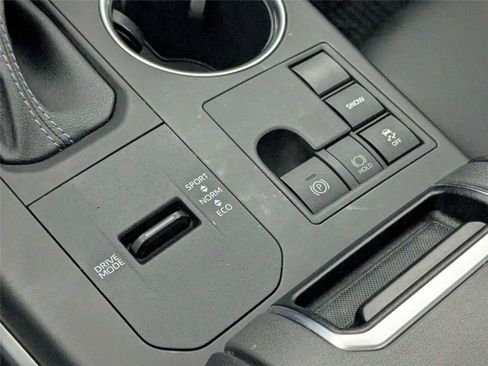 Used 2023 Toyota Highlander XLE FWD image 27