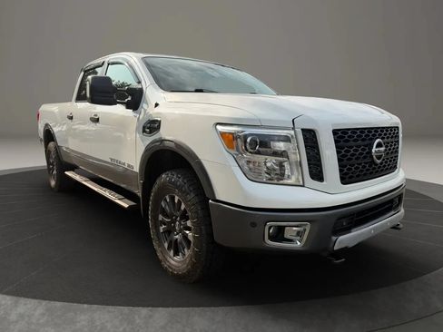 Used 2017 Nissan Titan PRO-4X w/ Pro-4x Convenience Package AWD/4WD image 3