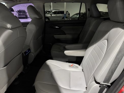 Used 2020 Toyota Highlander XLE image 36