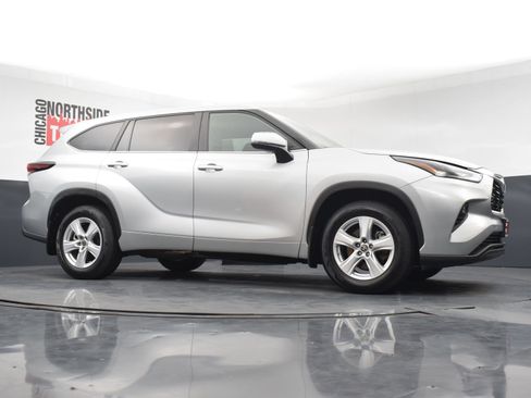 Used 2024 Toyota Highlander LE AWD/4WD image 30