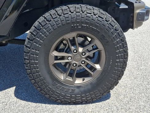 Used 2017 Jeep Wrangler Unlimited Sahara AWD/4WD image 10