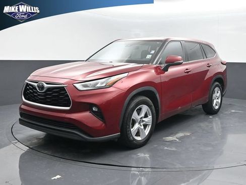 Used 2020 Toyota Highlander LE FWD image 3