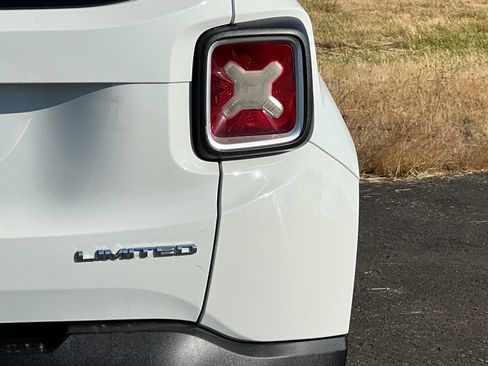 Used 2015 Jeep Renegade Limited image 27