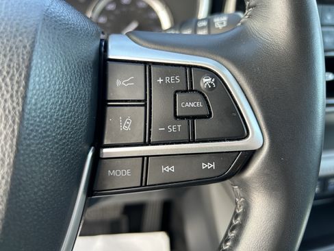 Used 2022 Toyota Highlander XLE AWD/4WD image 27