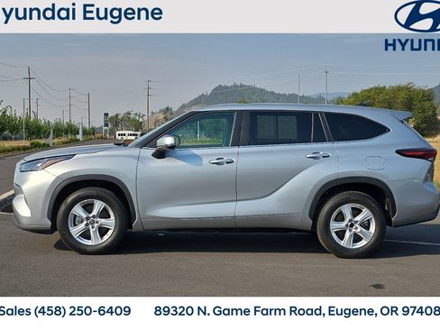Used 2024 Toyota Highlander LE FWD image 7