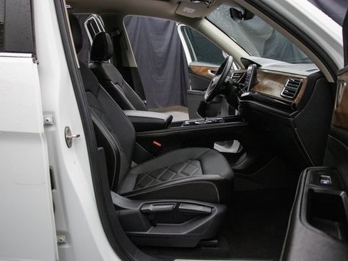 Used 2024 Volkswagen Atlas SE image 16