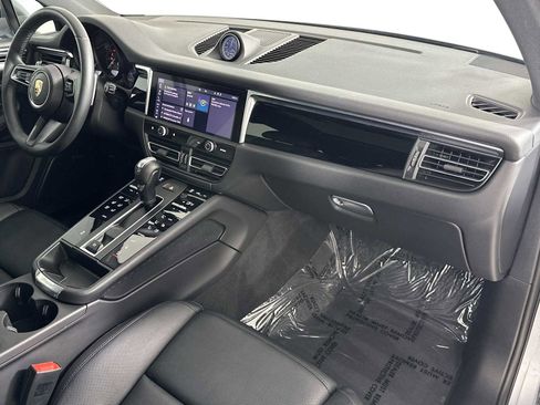 Used 2025 Porsche Macan image 27