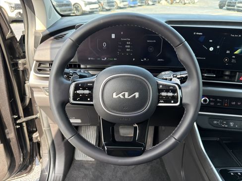 Used 2025 Kia Carnival SX w/ SX Dark Edition Package FWD image 23
