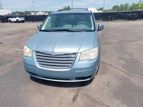 Used 2009 Chrysler Town & Country Touring FWD image 3