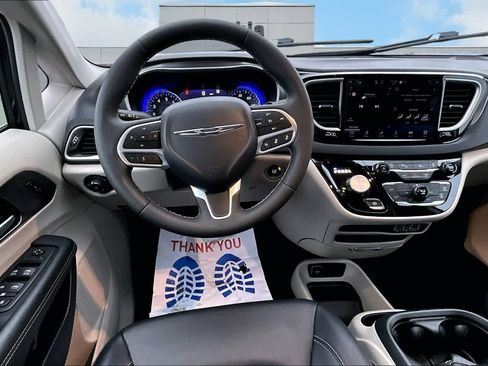 Used 2024 Chrysler Pacifica Touring-L image 15