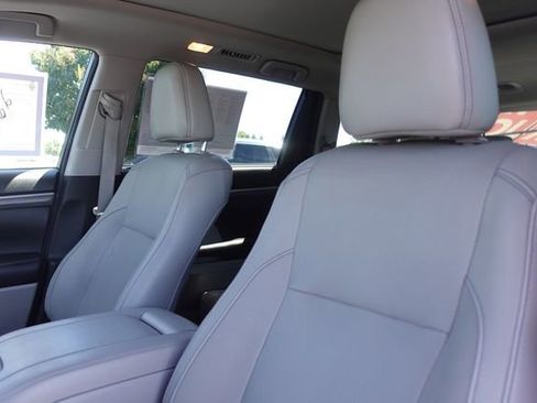 Used 2017 Toyota Highlander Limited Platinum AWD/4WD image 25