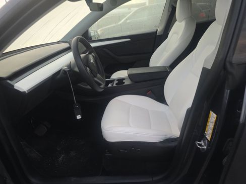 Used 2022 Tesla Model Y Long Range image 6