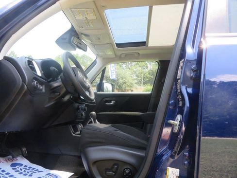 Used 2018 Jeep Renegade Latitude w/ Safety & Security Group FWD image 10