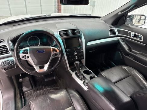 Used 2014 Ford Explorer XLT w/ Equipment Group 202A AWD/4WD image 21