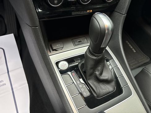 Used 2021 Volkswagen Passat 2.0T SE image 16