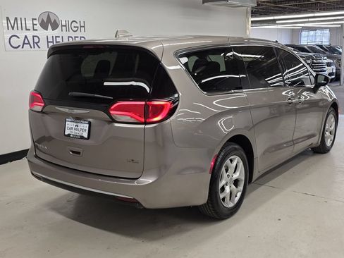 Used 2017 Chrysler Pacifica Touring Plus w/ Tire & Wheel Group FWD image 7