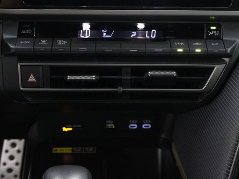 Used 2025 Toyota Camry SE w/ Convenience Package FWD image 19
