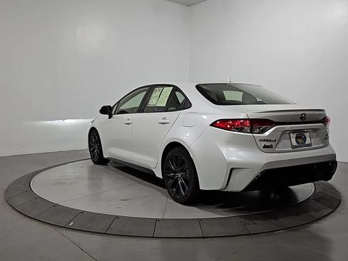 Used 2024 Toyota Corolla SE FWD image 3
