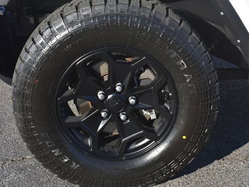 Used 2021 Jeep Gladiator Willys image 9