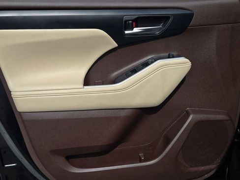 Used 2022 Toyota Highlander XLE image 13